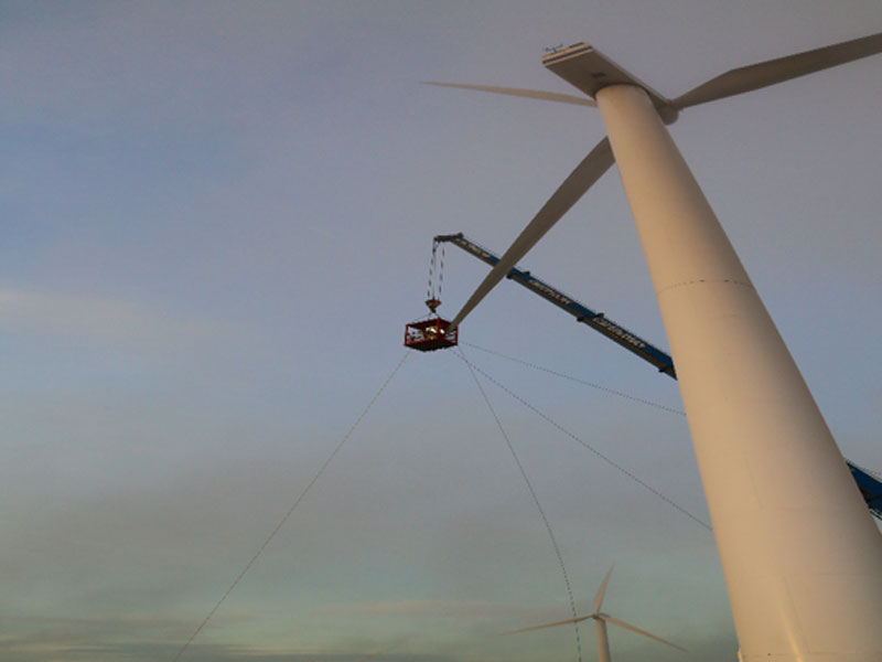 Reparing large wind turbine blades - lighting-damage Reparing large wind turbine blades - lighting-damage